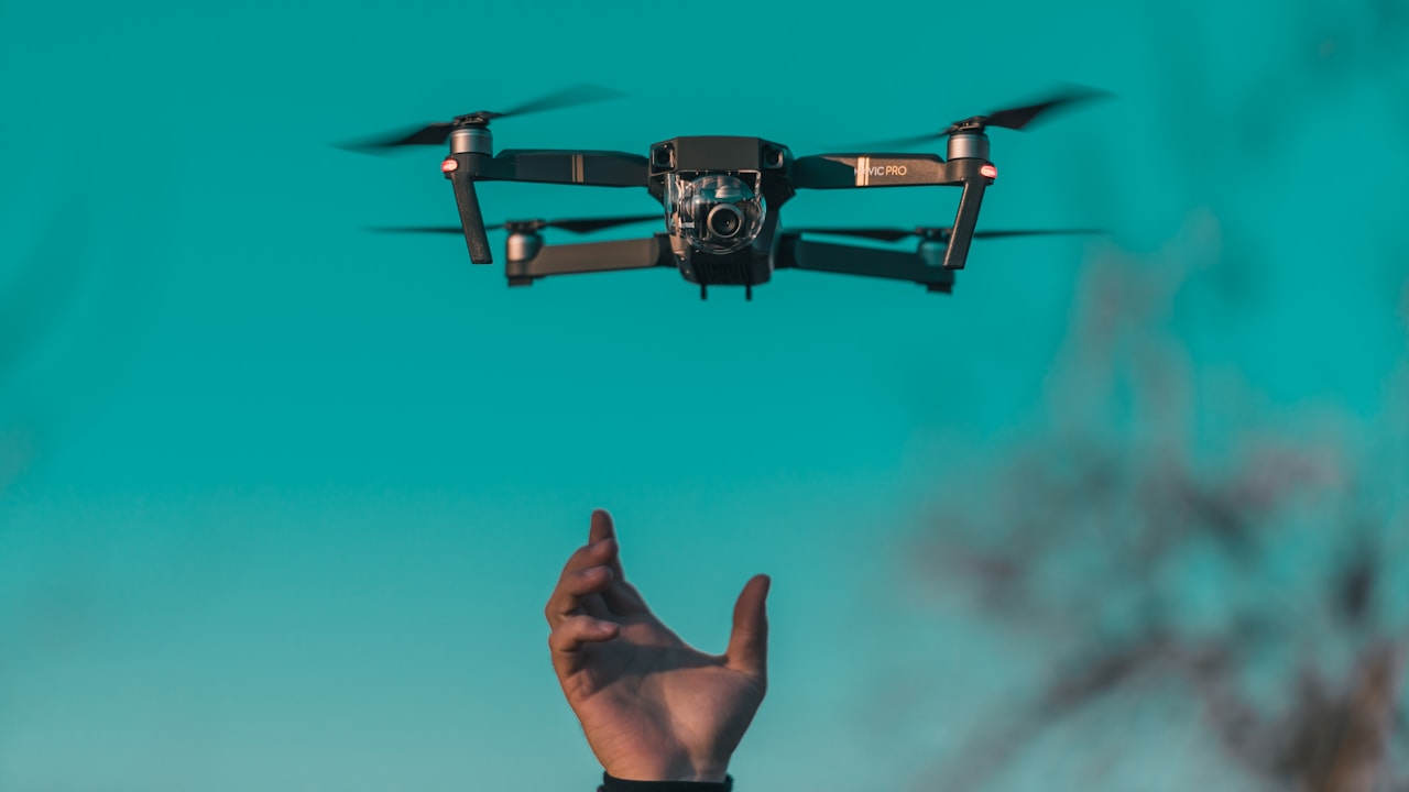 ドローン空撮の許可と発注の実務2026|飛行申請・保険・当日の段取りで失敗しないために